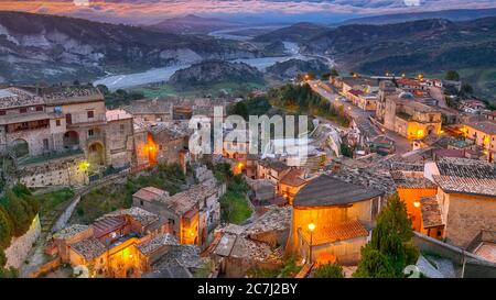 Lever de soleil sur le vieux célèbre village médiéval de Stilo en Calabre. Vue sur la ville et la vallée. Italie du Sud. Europe. Banque D'Images