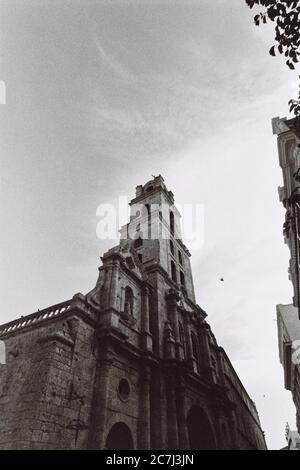 Cliché vertical en niveaux de gris d'un ancien bâtiment sous un nuage clé Banque D'Images