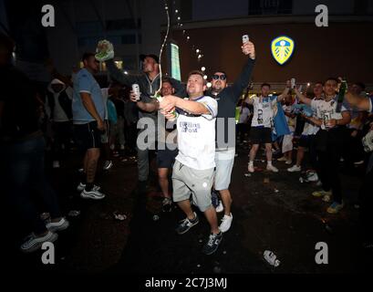 Les fans de Leeds United célèbrent à l'extérieur d'Elland Road après que Huddersfield Town a battu West Bromwich Albion pour sceller leur promotion à la Premier League. Banque D'Images