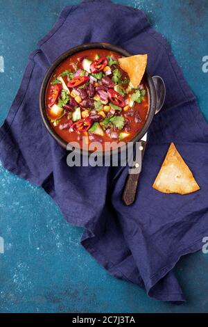 Soupe mexicaine aux haricots sur fond bleu Banque D'Images