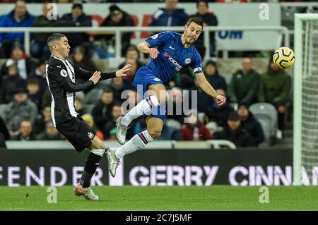 18 janvier 2020, St James's Park, Newcastle, Angleterre, Premier League, Newcastle United v Chelsea : Cesar Azpilicueta (28) de Chelsea bat Miguel Almirón (24) de Newcastle United pour le bal : Crédit Iam brûler/News Images Banque D'Images