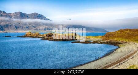 Paysage du fjord Berufjordur en Islande. Emplacement: Près de la réserve naturelle de Teigarhorn, Berufjordur, Islande de l'est, Europe Banque D'Images