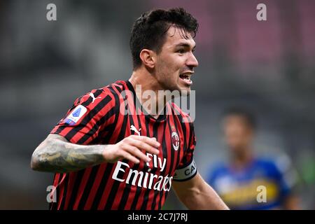 Milan, Italie - 15 juillet 2020 : Alessio Romagnoli de l'AC Milan célèbre après avoir marquant un but lors du match de football de la série A entre l'AC Milan et Parme Calcio. L'AC Milan a remporté 3-1 contre Parme Calcio. Crédit: Nicolò Campo/Alay Live News Banque D'Images