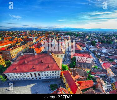 Vieille ville de Sibiu vue depuis le clocher de la cathédrale, vue avec la place Huat en premier plan.vue aérienne de la ville de Sibiu. Impressionnant matin scène de Banque D'Images