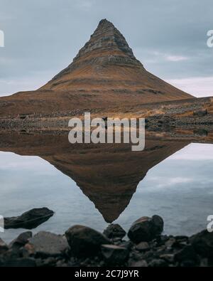 Kirkjufell Mountain près du parc national de Snaefellsjokull, l'Islande se reflète dans le lac Banque D'Images