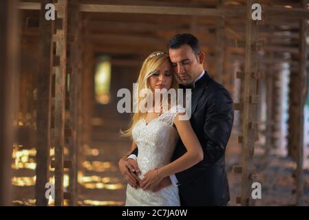 IZMIR, TURQUIE - 06 mai 2017 : jeune mariée et marié en robe de mariage, jour de mariage photo en plein air. Banque D'Images