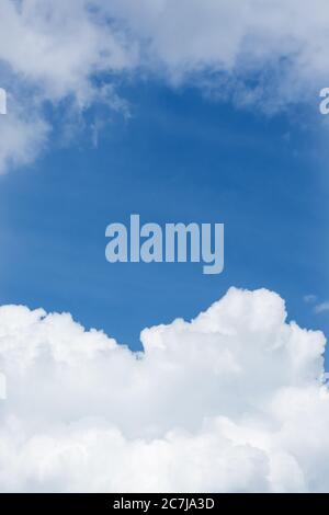 Arrière-plan avec ciel bleu et nuages clairs au-dessus et en dessous Banque D'Images