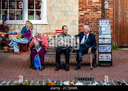 A Jehovah Witness Bookstall, The High Street, Lewes, East Sussex, Royaume-Uni. Banque D'Images