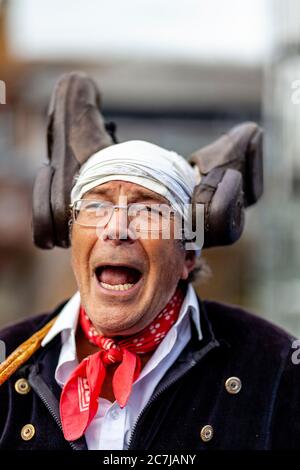 Un danseur Morris se produit lors du Lewes Folk Festival, High Street, Lewes, East Sussex, Royaume-Uni Banque D'Images