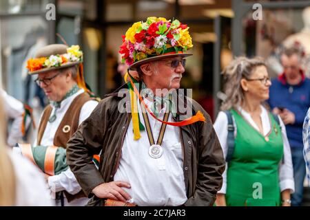 Danseuse Morris au Festival folklorique annuel de Lewes, High Street, Lewes, East Sussex, Royaume-Uni Banque D'Images