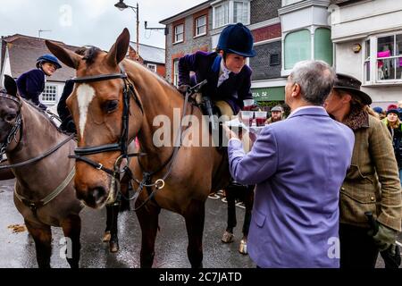 Une femme Rider prend UNE traditionnelle Stirrup Cup (boisson alcoolisée) lors de la réunion annuelle Southdown and Eridge Boxing Day Hunt Meeting, à Lewes, au Royaume-Uni. Banque D'Images