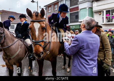 Une femme Rider prend UNE traditionnelle Stirrup Cup (boisson alcoolisée) lors de la réunion annuelle Southdown and Eridge Boxing Day Hunt Meeting, à Lewes, au Royaume-Uni. Banque D'Images