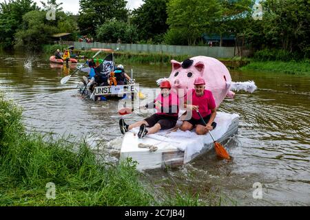 Les populations locales prennent part à la course annuelle de radeau « Ouseday », pagayant sur des radeaux faits maison à l’aide de la Charité de Lewes à Newhaven, River Ouse, Lewes, Royaume-Uni Banque D'Images