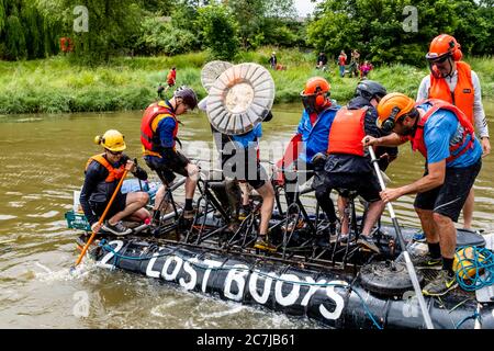 Les populations locales prennent part à la course annuelle de radeau « Ouseday », pagayant sur des radeaux faits maison à l’aide de la Charité de Lewes à Newhaven, River Ouse, Lewes, Royaume-Uni Banque D'Images