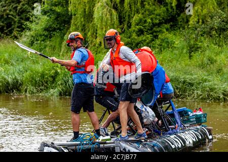 Les populations locales prennent part à la course annuelle de radeau « Ouseday », pagayant sur des radeaux faits maison à l’aide de la Charité de Lewes à Newhaven, River Ouse, Lewes, Royaume-Uni Banque D'Images