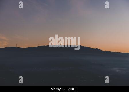 Silhouette de montagne avec moulins à vent sur le dessus Banque D'Images