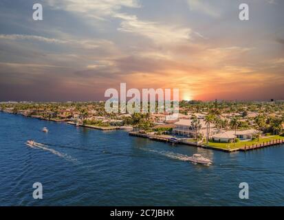 Bateaux de plaisance sur le coucher de soleil Intracoastal Banque D'Images