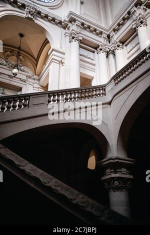 Plan vertical d'un bâtiment avec des escaliers en béton et de belles sculptures à Roubaix, France Banque D'Images