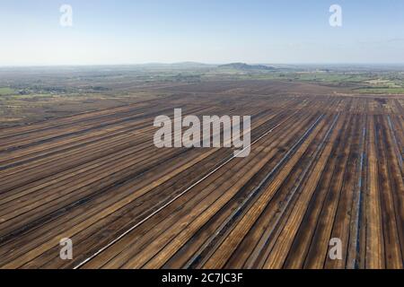 Photographie aérienne des tourbières de Bord Na Mona pour gazon dans le comté de Kildare, en Irlande Banque D'Images