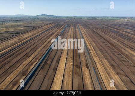 Photographie aérienne des tourbières de Bord Na Mona pour gazon dans le comté de Kildare, en Irlande Banque D'Images