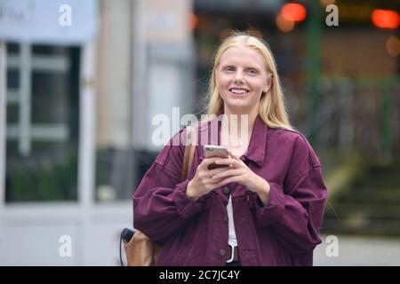 Femme norvégienne à Lille Lungegrdsvannet, Bergen, Norvège Banque D'Images