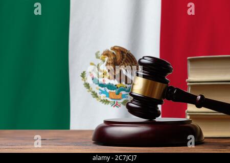 Justice et concept de tribunal aux États-Unis mexicains. Juge Hammer sur fond de drapeau mexicain. Banque D'Images