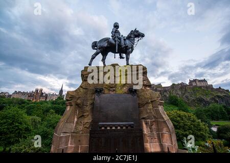 Le Royal Scots Grays Monument avec le New College et le château d'Édimbourg vus derrière Banque D'Images