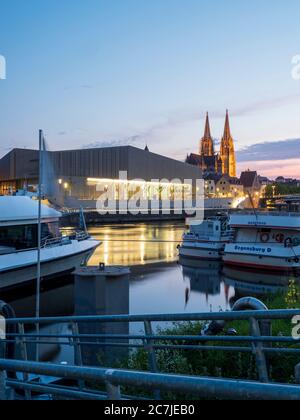 Ratisbonne, vieille ville, crépuscule, musée d'histoire bavaroise, cathédrale, Danube, Bavière, Allemagne Banque D'Images