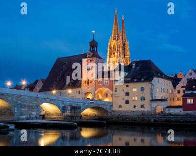 Ratisbonne, vieille ville, crépuscule, cathédrale, tour de pont, pont en pierre, Danube, Bavière, Allemagne Banque D'Images