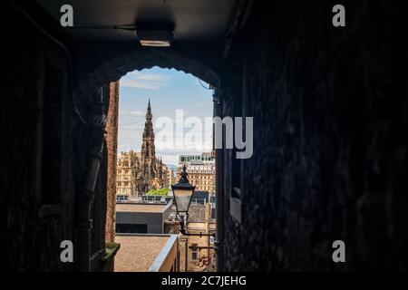 En regardant par Advocate’s Close, de High Street sur le Royal Mile en direction du monument Scott Banque D'Images