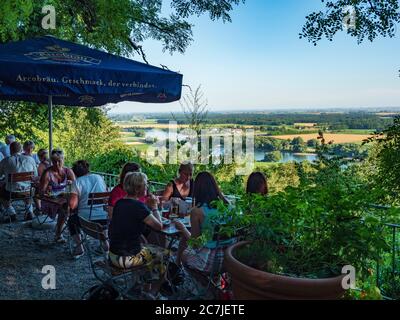 Terrasse auberge de montagne 'Zur belle vue', Bogen, Danube, Bavière, Allemagne Banque D'Images