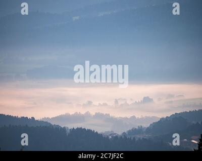 Lever de soleil, brume matinale, de Hirschenstein près de St. Engmar, Bavarian Forest, Bavière, Allemagne