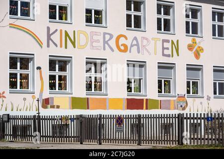 Passau, Allemagne. 15 avril 2020. La maternelle St Korona dans le quartier de Patriching. Depuis la propagation du virus Corona, le nom de la maternelle est soudain devenu un sujet de conversation. (À dpa 'Corona swirls la vie quotidienne dans la maternelle St. Korona à l'envers') Credit: Armin Weigel/dpa/Alay Live News Banque D'Images