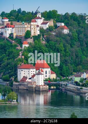 Vue sur Dreiflüsseeck avec la forteresse Oberhaus et le château Unterhaus, Passau, Bavière, Allemagne Banque D'Images