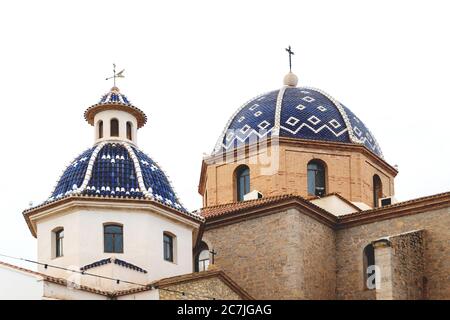 Détail des dômes carrelés de bleu de l'église notre-Dame de Solace en lumière vive à Altea, Costa Blanca, Espagne Banque D'Images