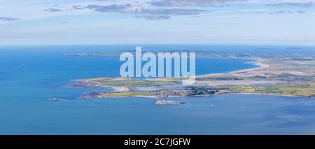 Vue panoramique depuis les montagnes Slieve Mish de Tralee Bay et le littoral de Kerry le long de la voie sauvage de l'Atlantique en Irlande Banque D'Images