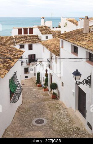 Marches dans une rue étroite avec des maisons blanches et vue sur l'océan dans la vieille ville d'Altea, Costa Blanca, Espagne Banque D'Images
