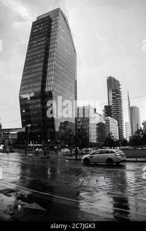 Vue verticale en niveaux de gris d'une rue avec des bâtiments modernes à Milan, Italie Banque D'Images