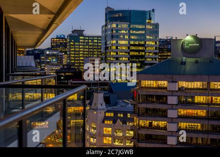 WELLINGTON, NOUVELLE-ZÉLANDE - 12 août 2017 : un magnifique paysage de bâtiments illuminés de la ville de Wellington dans la soirée Banque D'Images