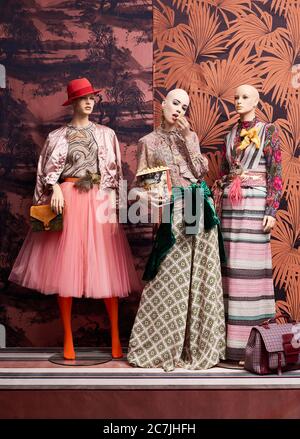 Woman / model and bald mannequins, decoration with fabrics Banque D'Images