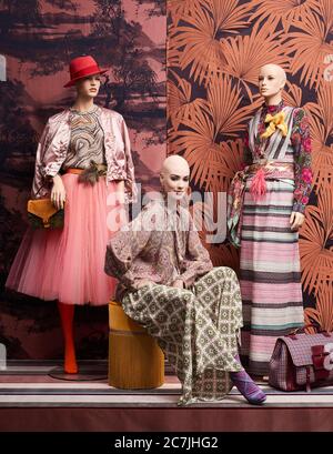 Woman / model and bald mannequins, decoration with fabrics Banque D'Images