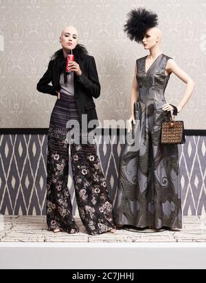 Woman / model and bald mannequins, decoration with fabrics Banque D'Images