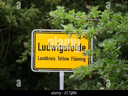 Ludwigsfelde, Allemagne. 15 juillet 2020. Le signe de limite de ville entre les arbres. (À 'Hoffest pour le 55e anniversaire de la ville Ludwigsfelde') Credit: Soeren Stache/dpa-Zentralbild/ZB/dpa/Alay Live News Banque D'Images