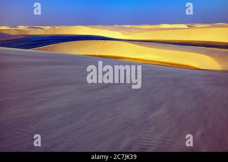 Étangs d'eau de pluie piégés dans des dunes blanches, Parc national de Lencois Maranhenses, Brésil, Océan Atlantique Banque D'Images