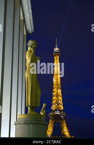 Le Palais de Chaillot avec la célèbre Tour Eiffel, Paris FR Banque D'Images