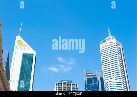 Perth, Australie occidentale - 21 février 2017 : immeubles de bureaux de BHP Biliton, Rio Tinto, South32 et AMP, sociétés minières et bancaires, avec des entreprises régionales Banque D'Images