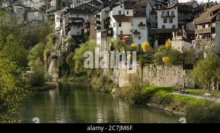 Magnifique paysage de bâtiments d'appartements au bord du lac à Fribourg, en Suisse Banque D'Images