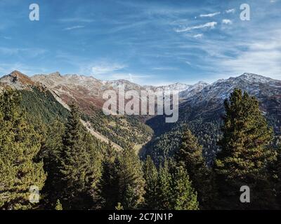 Sur le chemin du Zirbenweg tyrolien, vue sur la vallée de la cabane Boscheben Banque D'Images