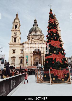 Patinoire de Noël en face de la basilique Saint-Étienne, Budapest, Hongrie Banque D'Images