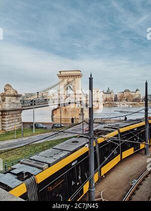 Vue sur le pont des chaînes de Budapest en passant par un tramway, Hongrie Banque D'Images